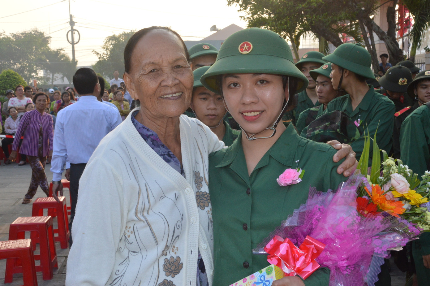 Bà Võ Thị Lan động viên các cháu lên đường nhập ngũ. Bà Võ Thị Lan động viên các cháu lên đường nhập ngũ.