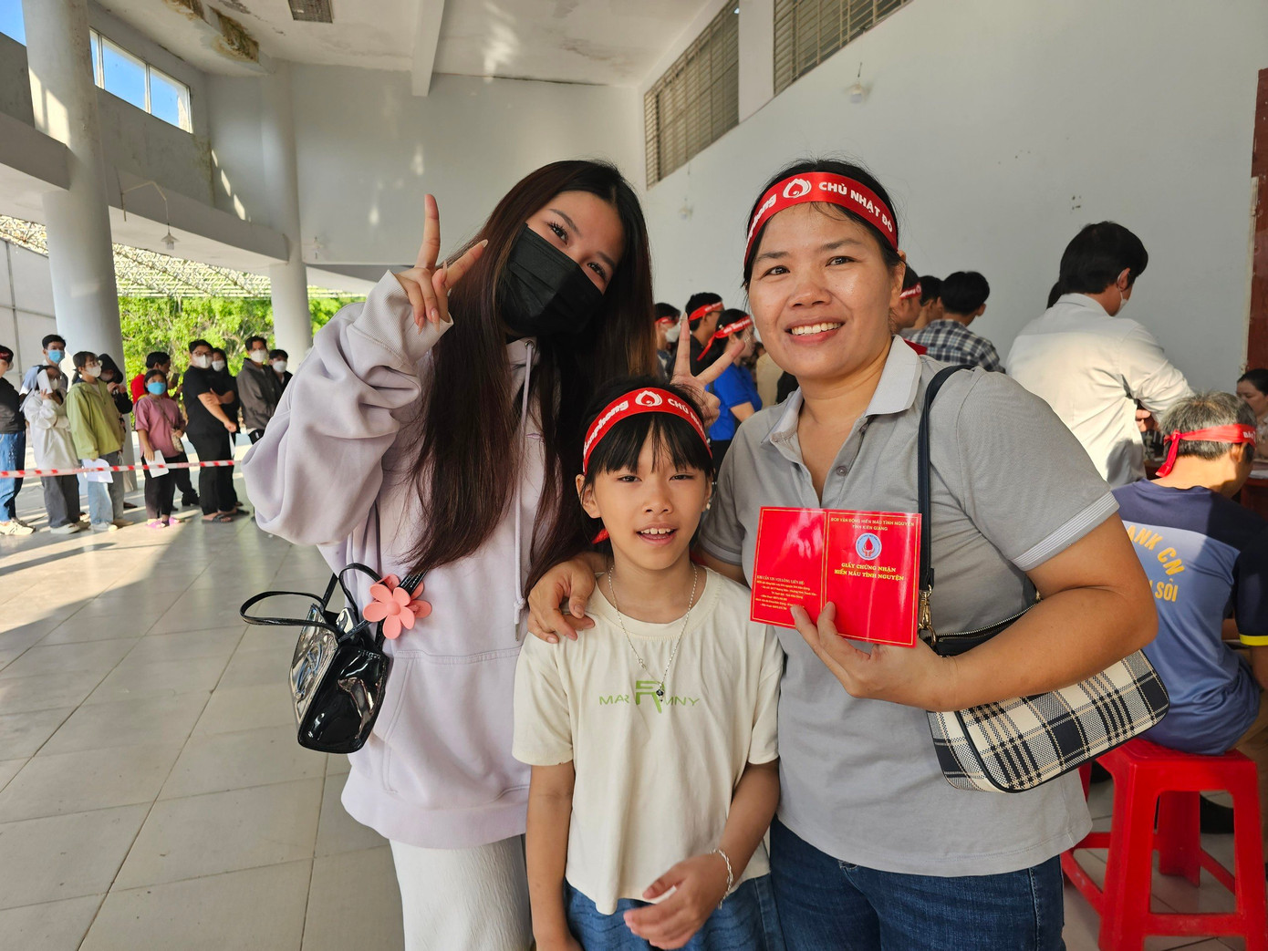 Cả gia đình tham gia hiến máu. Cả gia đình tham gia hiến máu.