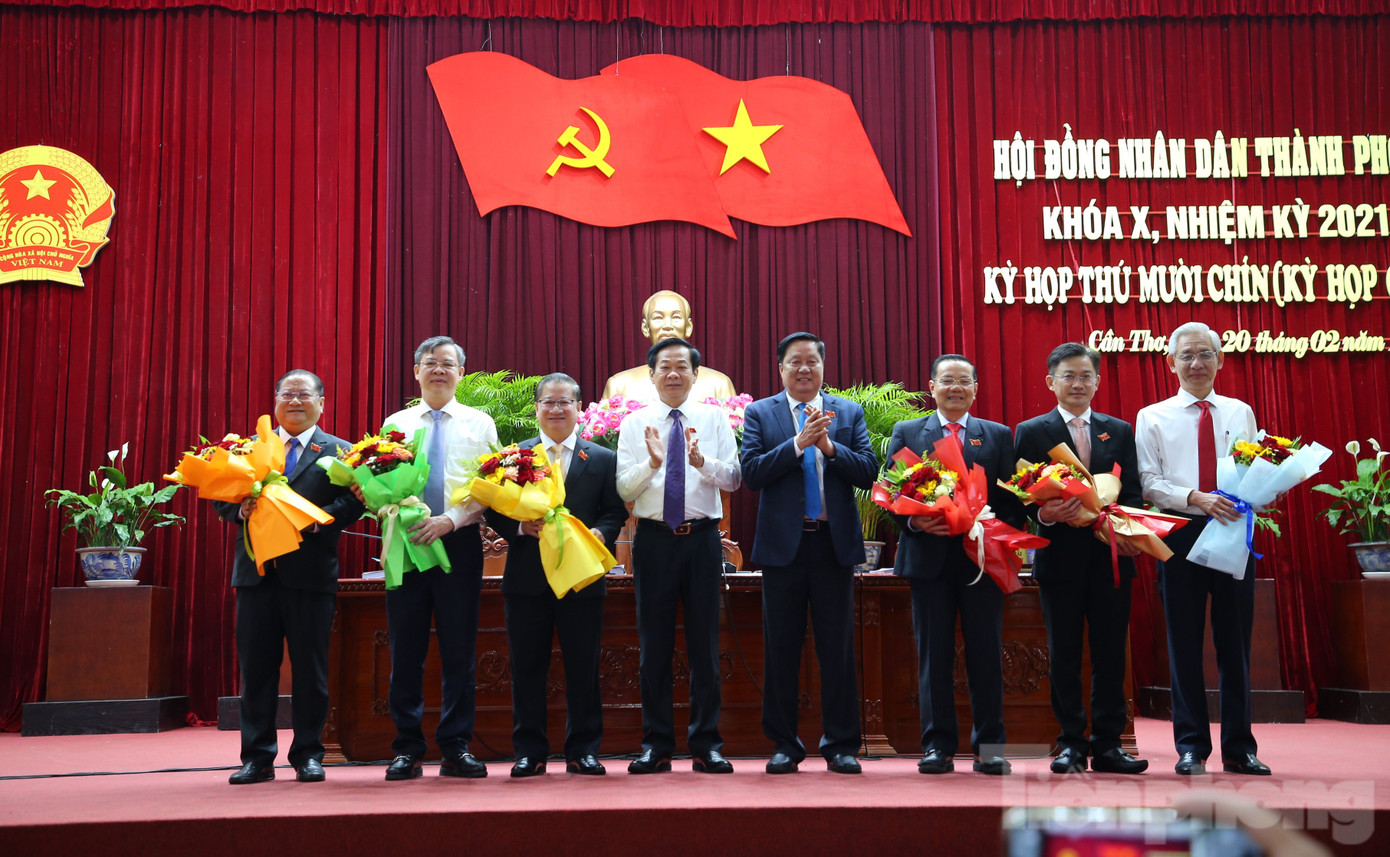 Lãnh đạo Thành ủy Cần Thơ tặng hoa chúc mừng các đồng chí trúng cử và miễn nhiệm. Lãnh đạo Thành ủy Cần Thơ tặng hoa chúc mừng các đồng chí trúng cử và miễn nhiệm.