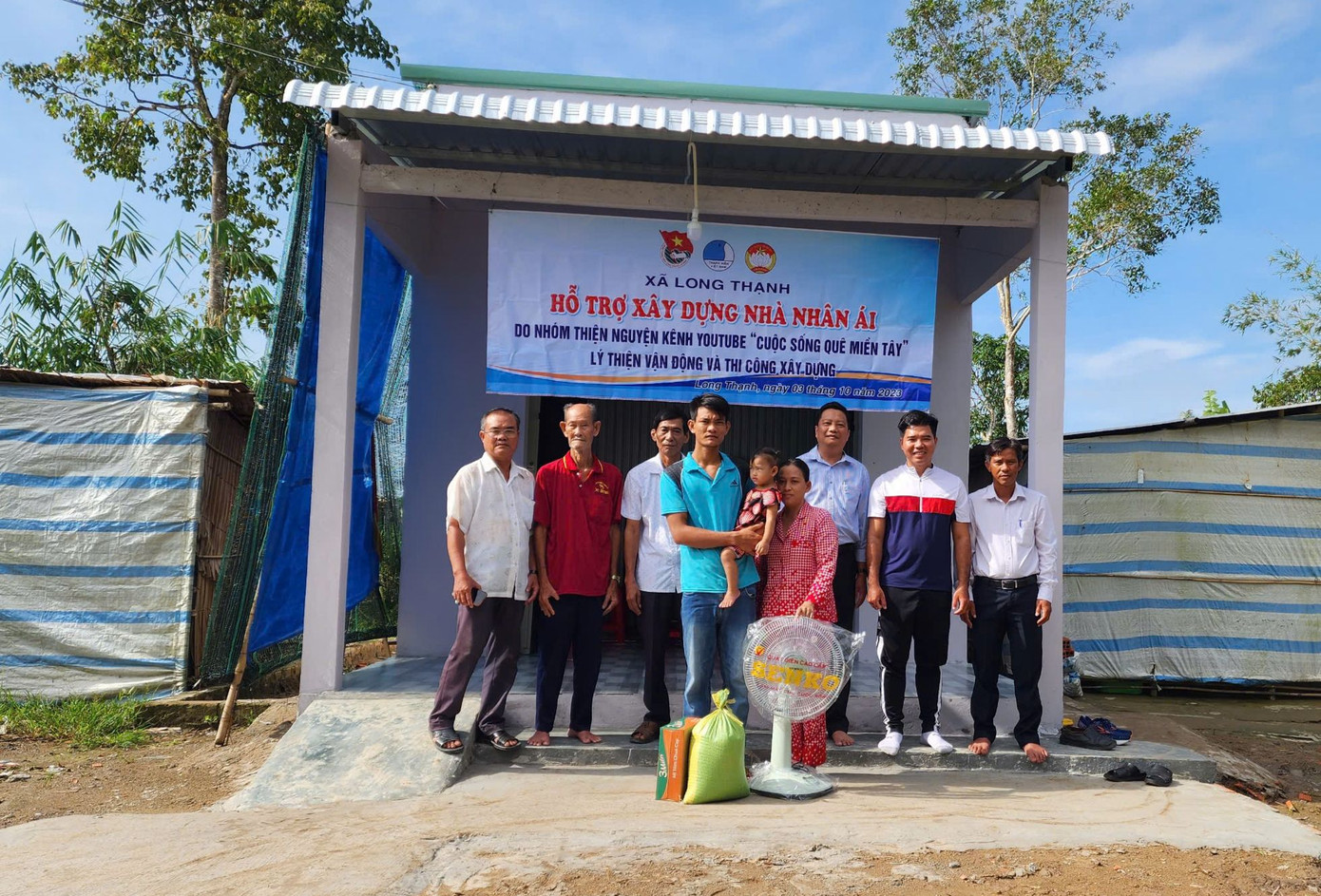 Anh Thiện (thứ 2 từ phải sang) hỗ trợ xây dựng nhà nhân ái trên địa bàn huyện Giồng Riềng, tỉnh Kiên Giang. Anh Thiện (thứ 2 từ phải sang) hỗ trợ xây dựng nhà nhân ái trên địa bàn huyện Giồng Riềng, tỉnh Kiên Giang.