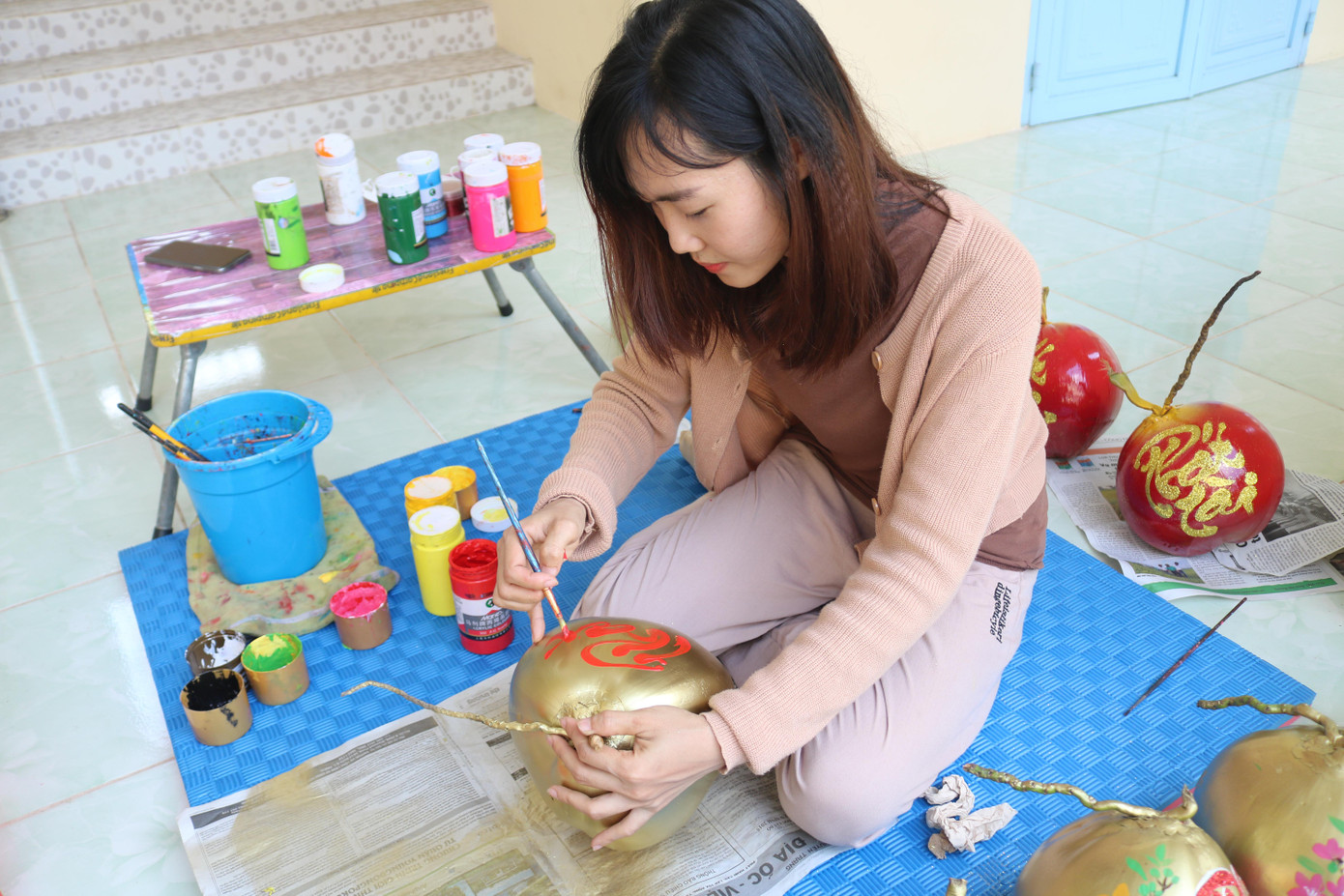 Nét bút thư pháp được chị Quyến tô điểm trên quả dừa.