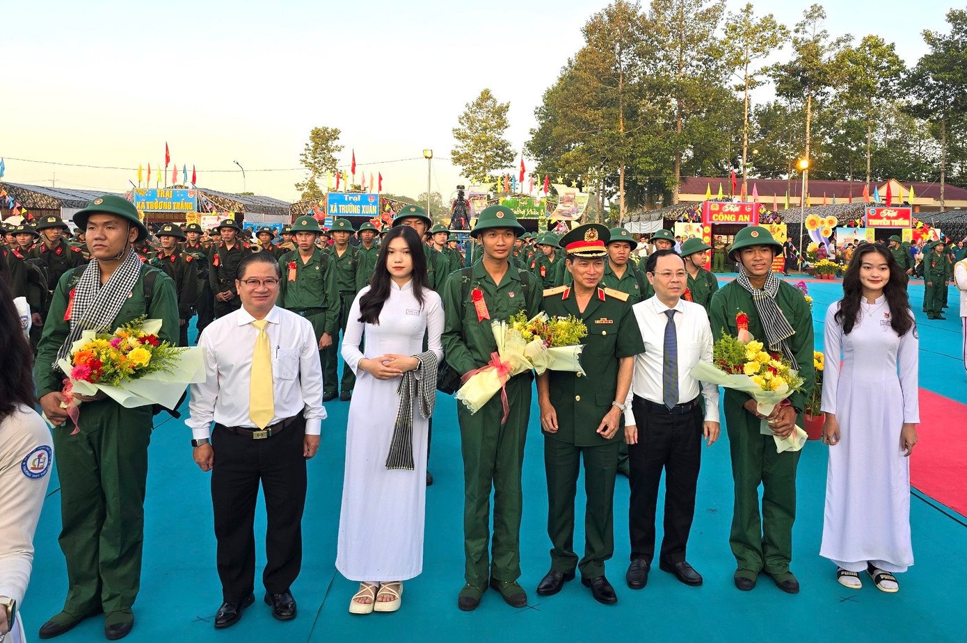 Tại buổi lễ, ông Trần Việt Trường - Chủ tịch UBND Thành phố cho biết, năm nay Cần Thơ được giao tổng 2.038 chỉ tiêu tân binh, trong đó quân sự 1.454 người (với 4 nữ), công an 584 người (với 1 nữ).