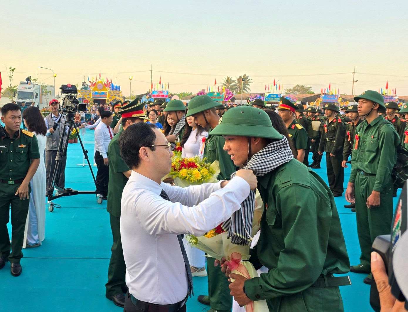 Sáng nay, Bí thư Thành uỷ Cần Thơ - ông Nguyễn Văn Hiếu cũng có mặt tại huyện Thới Lai để tiễn, động viên các thanh niên lên đường nhập ngũ.