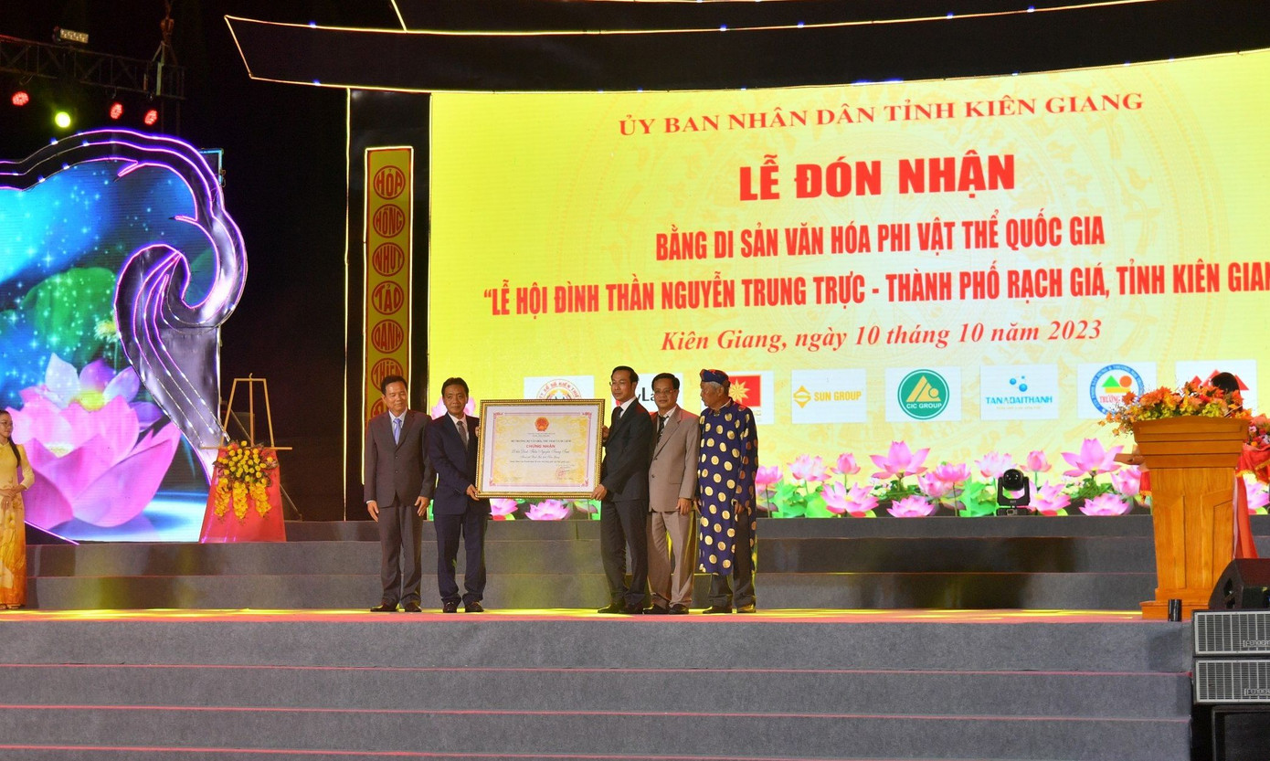 Trao bằng Di sản văn hóa phi vật thể quốc gia “Lễ hội Đình thần Nguyễn Trung Trực – TP. Rạch Giá”.