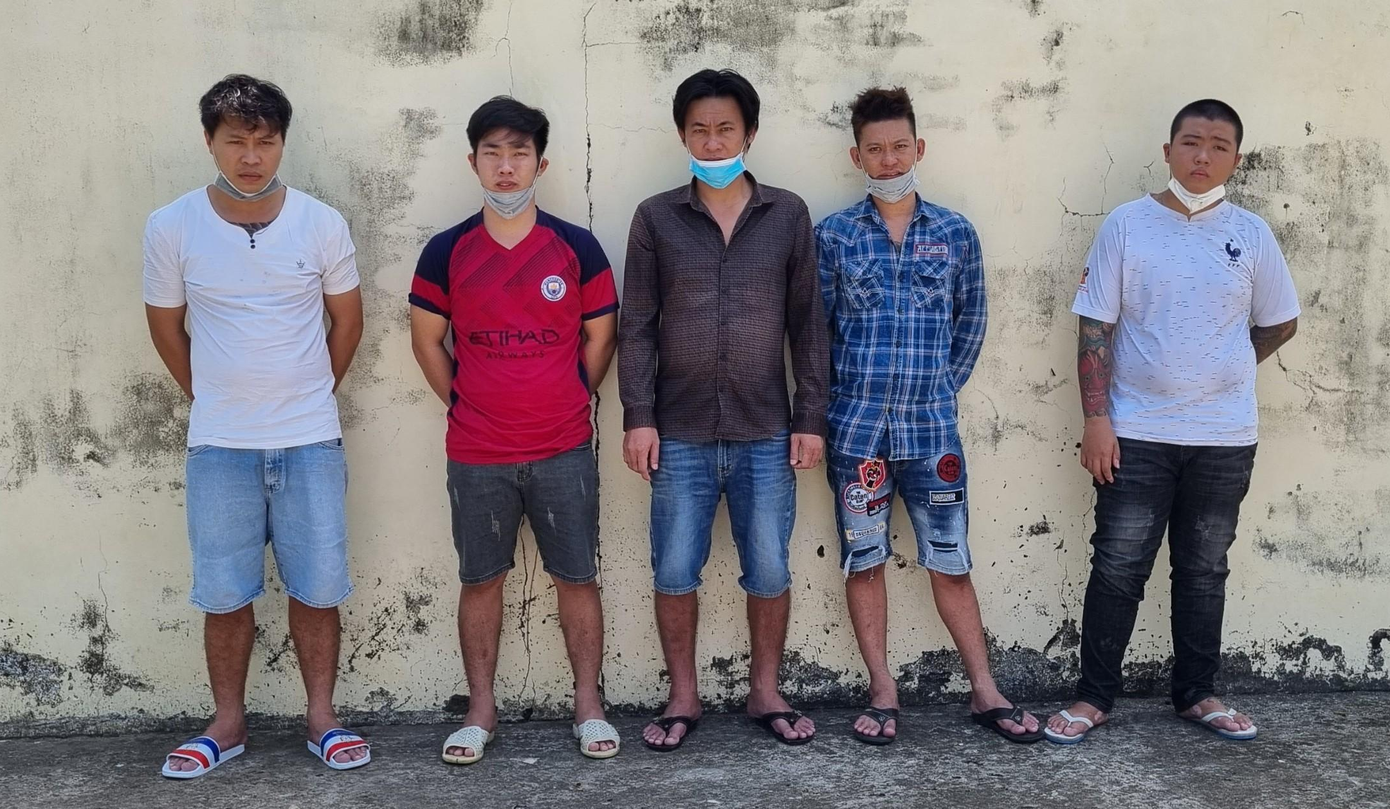 Phạm Đức Gul, Trần Cao Kỳ, Bành Văn Bi, Nguyễn Minh Đương và Nguyễn Bảo Vẹn (từ bên trái qua) tại cơ quan công an. Phạm Đức Gul, Trần Cao Kỳ, Bành Văn Bi, Nguyễn Minh Đương và Nguyễn Bảo Vẹn (từ bên trái qua) tại cơ quan công an.