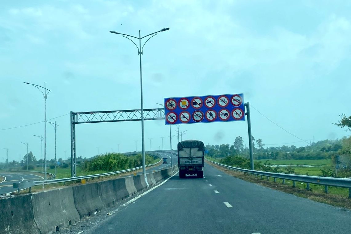 Biển báo “Cấm xe máy lưu thông vào tuyến” cao tốc Lộ Tẻ - Rạch Sỏi. Ảnh: N.H.