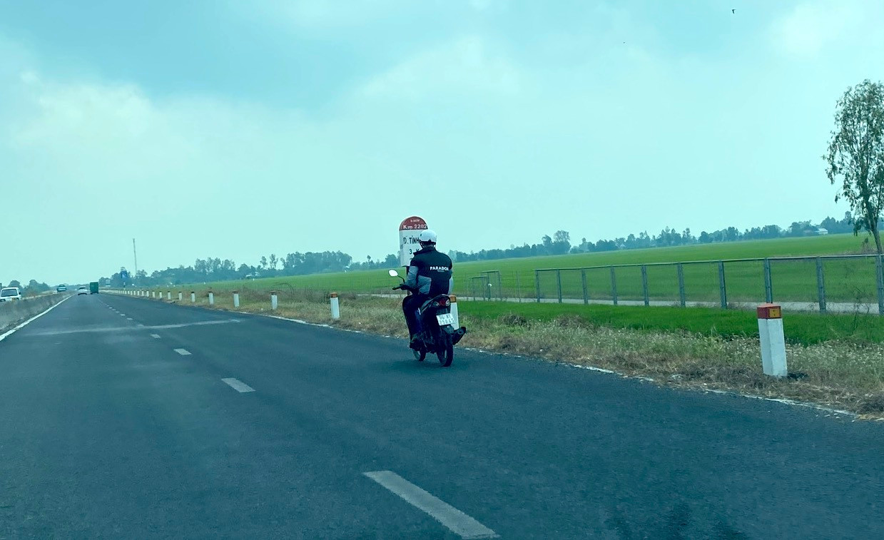 Bất chấp biển cảnh báo, xe máy ngang nhiên lưu thông vào tuyến Lộ Tẻ - Rạch Sỏi.