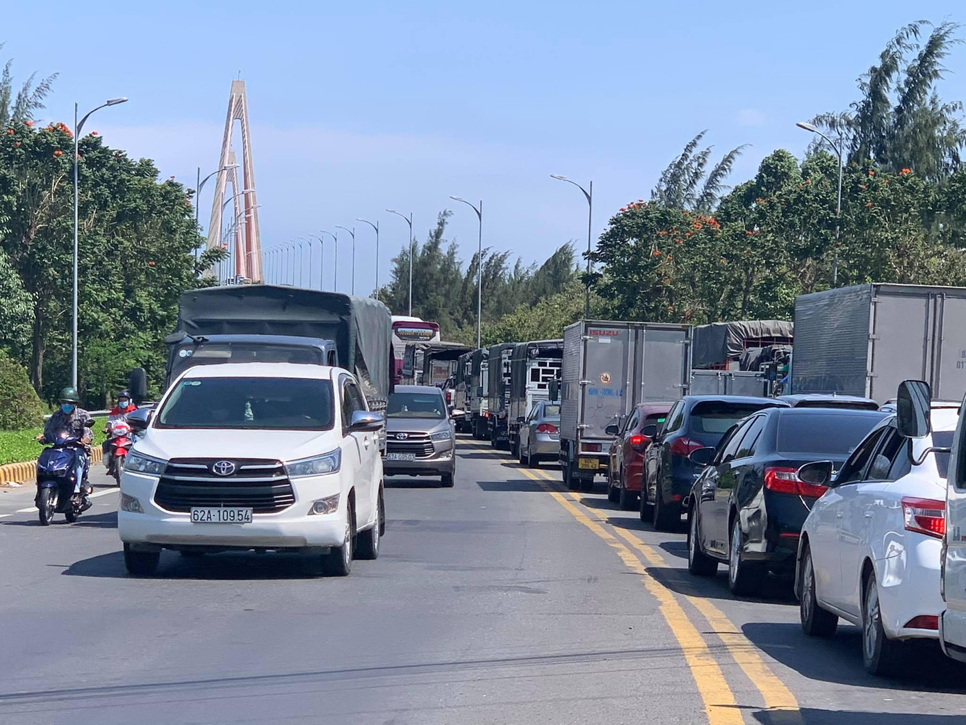 Khoảng 13 giờ 30 phút cùng ngày, tại cầu Rạch Miễu hướng từ Tiền Giang sang Bến Tre kẹt xe kéo dài khoảng 1 km, nhiều phương tiện phải nhích từng chút một để qua cầu. Khoảng 30 phút sau, cầu Rạch Miễu đã thông suốt.