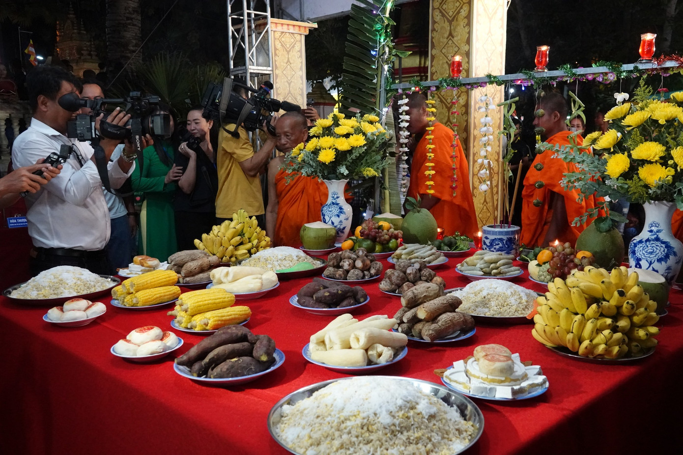 Nghi thức cúng Trăng diễn ra tại chùa Kh’leang.