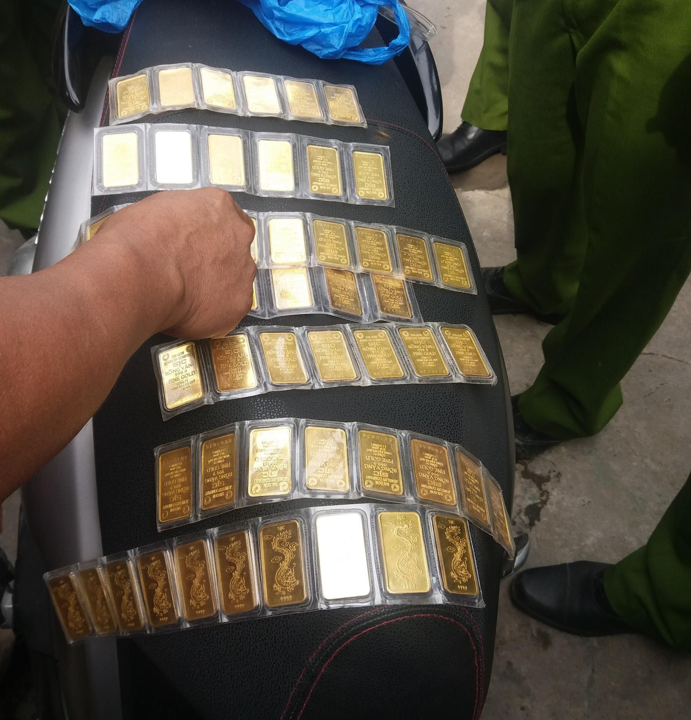 60 lượng vàng được Tuấn cất giấu trong cốp xe. 60 lượng vàng được Tuấn cất giấu trong cốp xe.