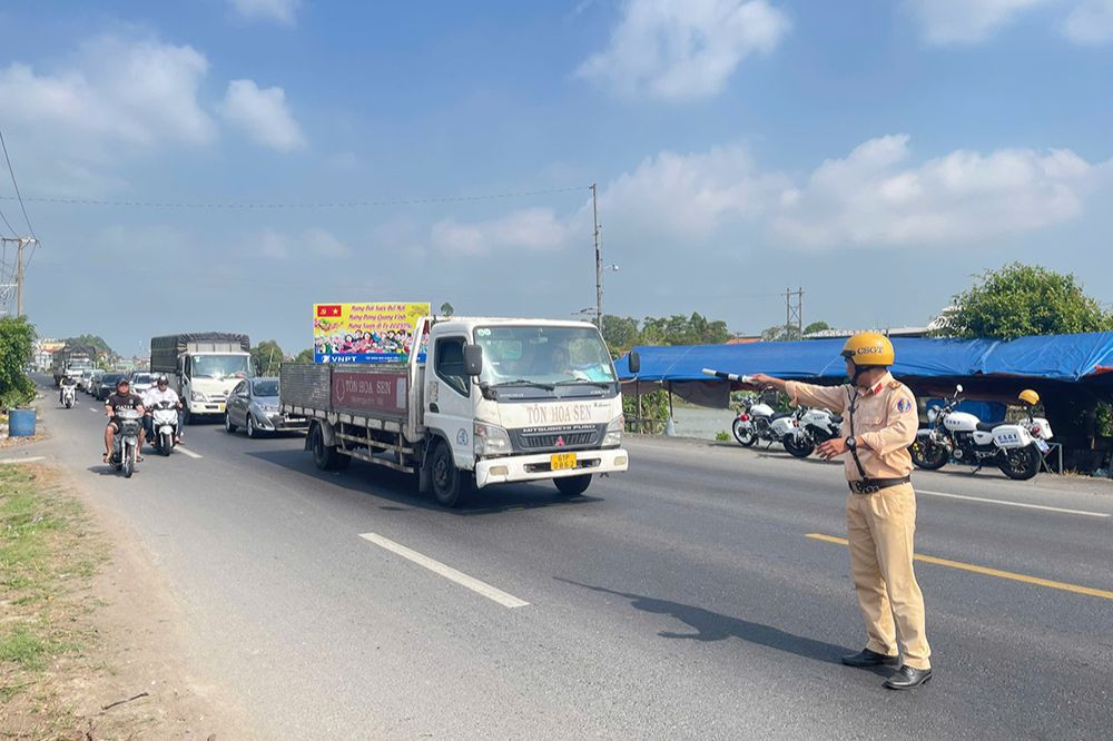 Lực lượng Công an tổ chức điều tiết, phân luồng giao thông. Ảnh: Tiến Tầm.