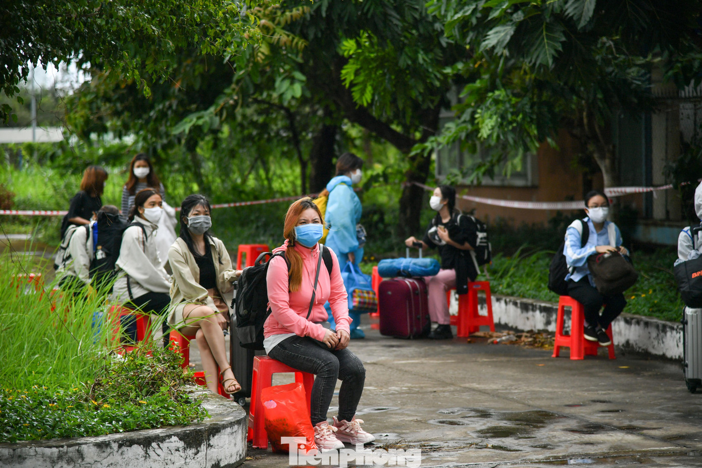 Từ cổng Trường cao đẳng có bố trí lực lượng dân quân đảm bảo đồ phòng hộ và hướng dẫn các xe đến vị trí để tiếp đón. Đến vị trí tiếp đón thì các xe phải đảm bảo công tác an toàn, không được mở cửa mà có lực lượng điều hành mở cửa xuống từng xe một, các xe sẽ được phun xịt khử khuẩn, đồng thời cũng phun khử khuẩn cho tất cả hành khách trên xe.