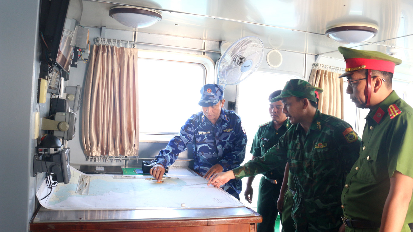 Lực lượng Vùng Cảnh sát biển 4 trao đổi phối hợp với các lực lượng Công an, Biên phòng trong tuần tra, kiểm soát trên biển. Lực lượng Vùng Cảnh sát biển 4 trao đổi phối hợp với các lực lượng Công an, Biên phòng trong tuần tra, kiểm soát trên biển.