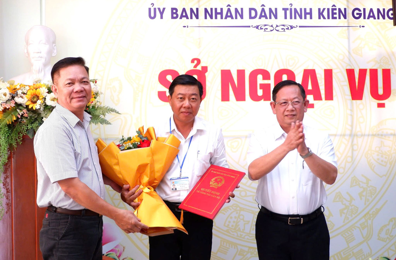 Ông Nguyễn Việt Thông (giữa) được bổ nhiệm giữ chức Giám đốc Sở Ngoại vụ tỉnh Kiên Giang.