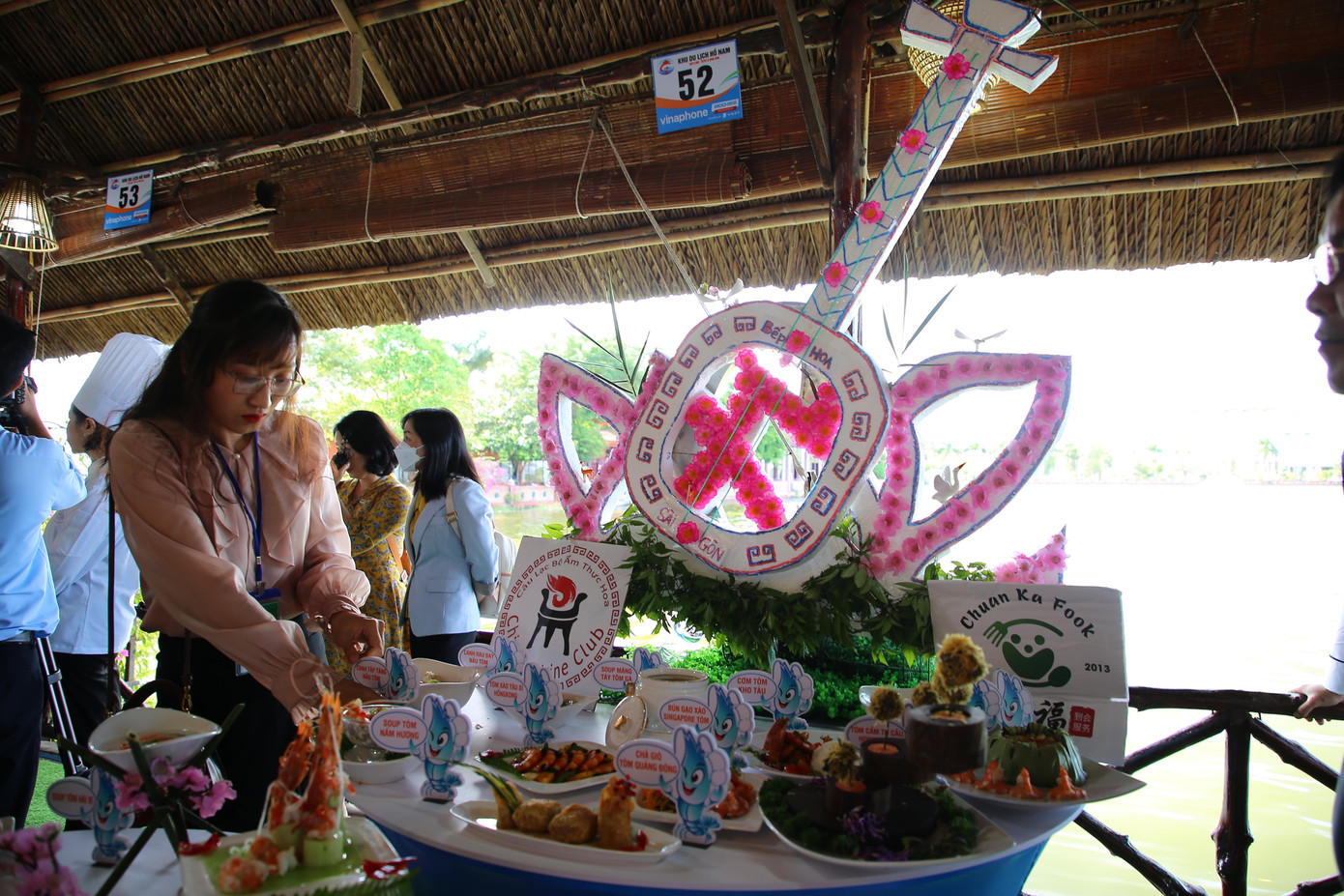 12 đội thi trình diễn nhiều món ăn từ tôm và muối Bạc Liêu, như: tôm xào măng tây; tôm chiên trứng muối; gỏi tôm củ hủ dừa; tôm bọc hạnh nhân chiên giòn; chả giò tôm Quảng Đông; Sushi tôm tổng hợp; tôm rang tứ xuyên...