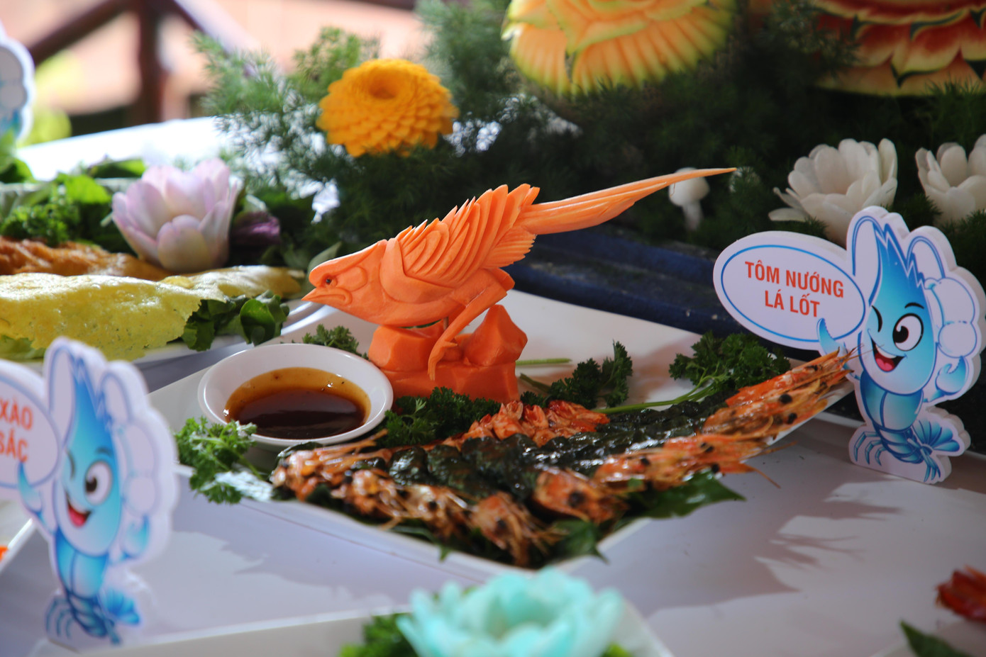 Cùng với những lợi thế đó, hơn một thế kỷ trước, dọc theo tuyến bờ biển này, đã hình thành những ruộng muối trải dài từ đoạn giáp với biển Vĩnh Châu (tỉnh Sóc Trăng) đến cửa biển Gành Hào và tập trung nhiều nhất ở các xã ven biển của 2 huyện Hòa Bình và Đông Hải, với gần 1.500ha, Bạc Liêu là một trong những tỉnh có diện tích sản xuất muối lớn của cả nước, sản lượng hằng năm đạt hơn 15.000 tấn.