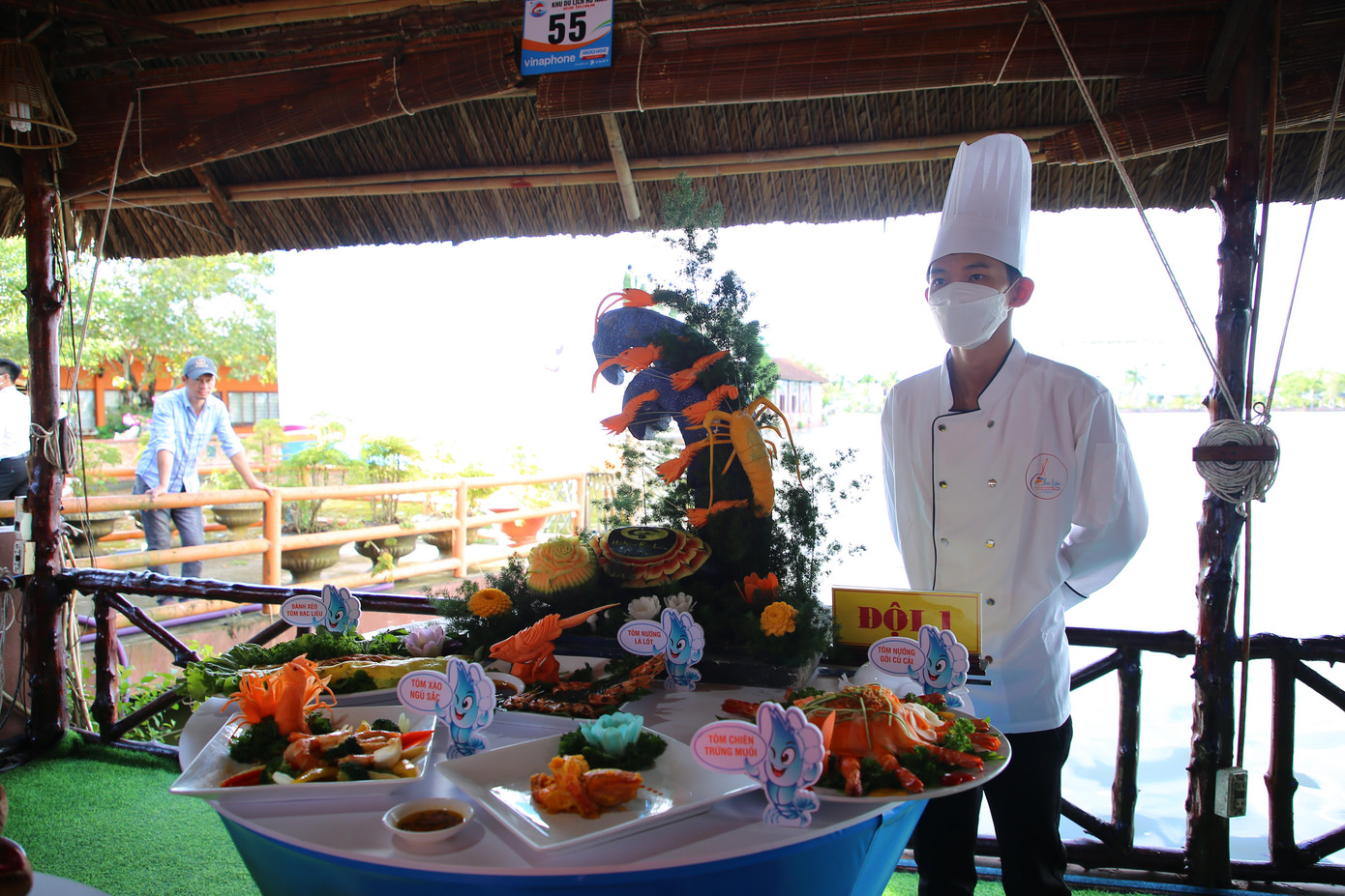 Theo đó, Tổ chức kỷ lục Việt Nam ghi nhận có 122 món ăn từ tôm và muối Bạc Liêu được Hội đồng các chuyên gia - nghệ nhân về văn hóa ẩm thực (thuộc Trung tâm nghiên cứu bảo tồn và phát triển ẩm thực Việt Nam) tư vấn và giám sát chất lượng, qua tay 60 đầu bếp của 12 đội thi chế biến công phu từ hai thành phần chính là tôm và muối Bạc Liêu tạo thành những món ăn hấp dẫn, độc đáo và mới lạ.