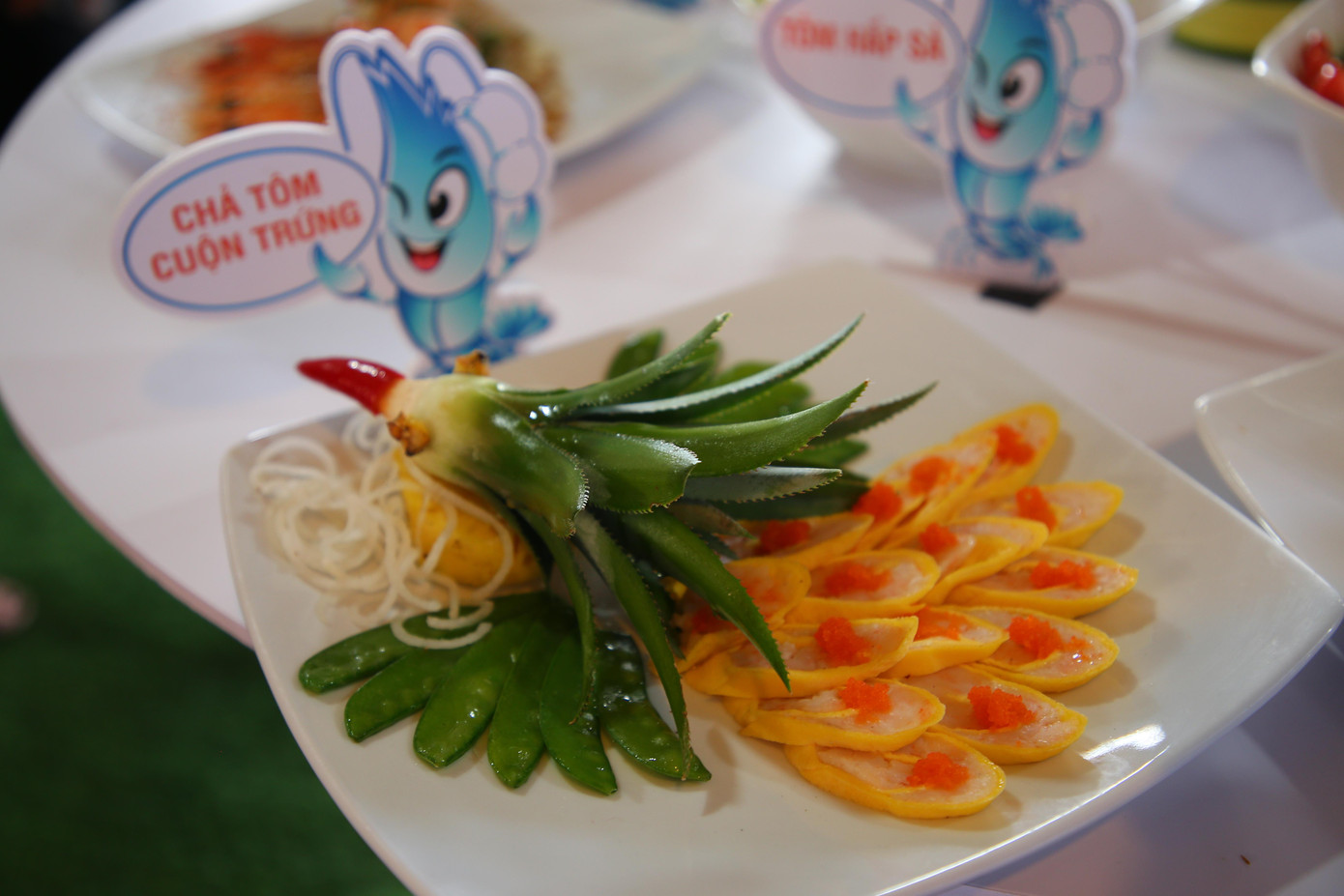 Nhiều món ăn được trình bày lạ mắt.