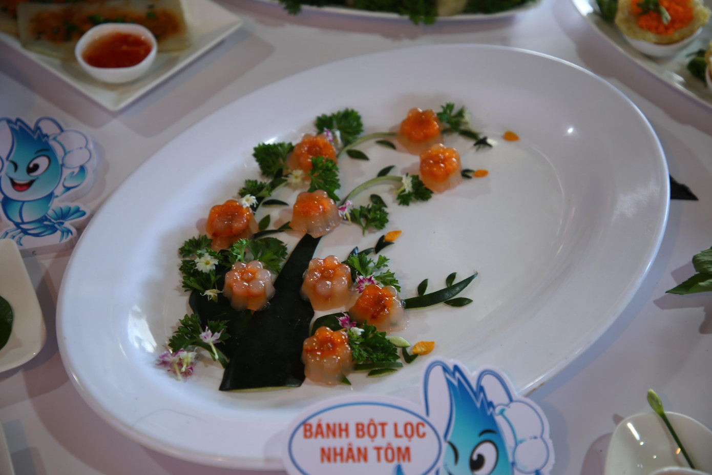 Rất nhiều món ăn bắt mắt được các đầu bếp chuyên nghiệp chế biến ngay tại chỗ