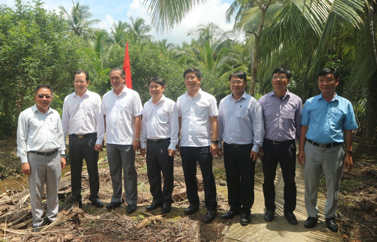 Lãnh đạo UBND tỉnh Sóc Trăng và các đơn vị có liên quan đi thực địa bàn giao cọc mốc ở xã An Thạnh Tây, huyện Cù Lao Dung. Lãnh đạo UBND tỉnh Sóc Trăng và các đơn vị có liên quan đi thực địa bàn giao cọc mốc ở xã An Thạnh Tây, huyện Cù Lao Dung.