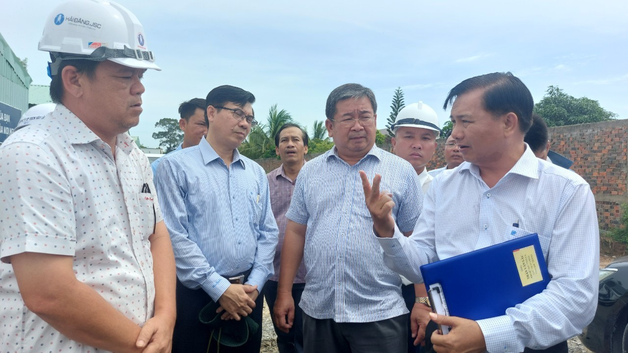 Ông Trần Văn Lâu - Chủ tịch UBND tỉnh Sóc Trăng (áo trắng bên phải) kiểm tra kiểm tra tiến độ thi công cao tốc Châu Đốc - Cần Thơ - Sóc Trăng. Ông Trần Văn Lâu - Chủ tịch UBND tỉnh Sóc Trăng (áo trắng bên phải) kiểm tra kiểm tra tiến độ thi công cao tốc Châu Đốc - Cần Thơ - Sóc Trăng.