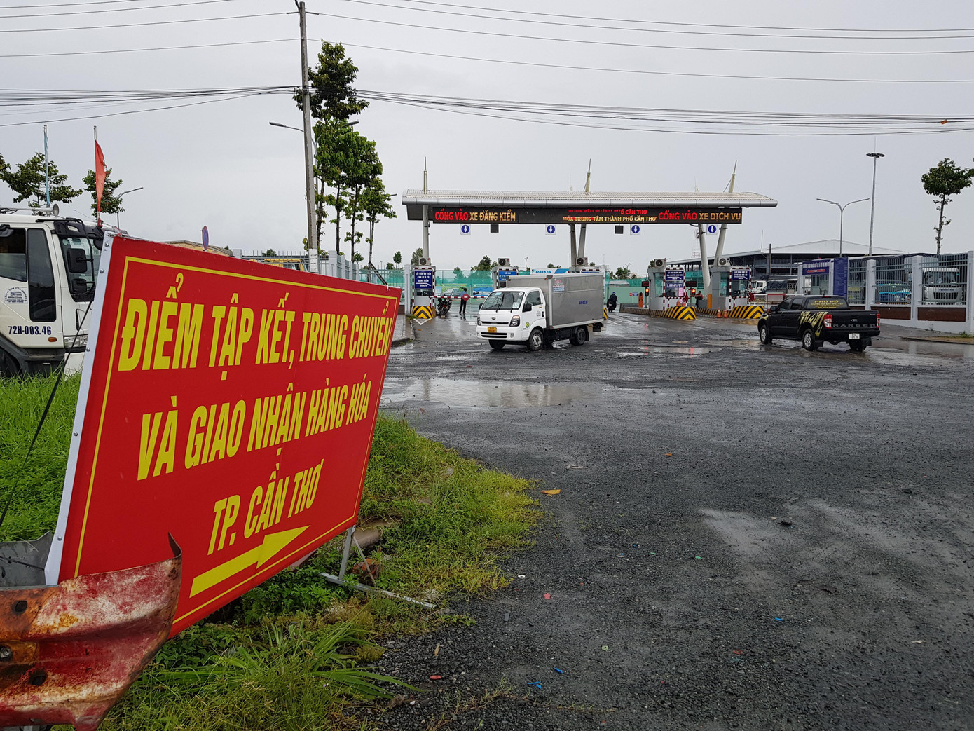 Không ít xe buộc phải quay đầu hoặc sang hàng tại các bãi tập kết, trung chuyển và giao nhận hàng hoá bến xe trung tâm TP. Cần Thơ vì không thể vào thành phố. Không ít xe buộc phải quay đầu hoặc sang hàng tại các bãi tập kết, trung chuyển và giao nhận hàng hoá bến xe trung tâm TP. Cần Thơ vì không thể vào thành phố.