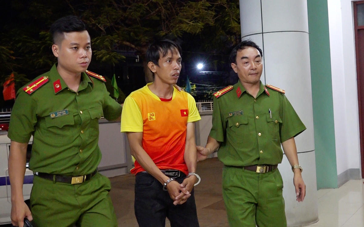 Cơ quan Công an áp giải Lê Văn Trường về trụ sở làm việc Cơ quan Công an áp giải Lê Văn Trường về trụ sở làm việc