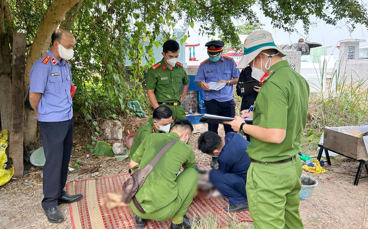 Lực lượng chức năng khai quật và khám nghiệm tử thi. Ảnh: Tiến Tầm Lực lượng chức năng khai quật và khám nghiệm tử thi. Ảnh: Tiến Tầm