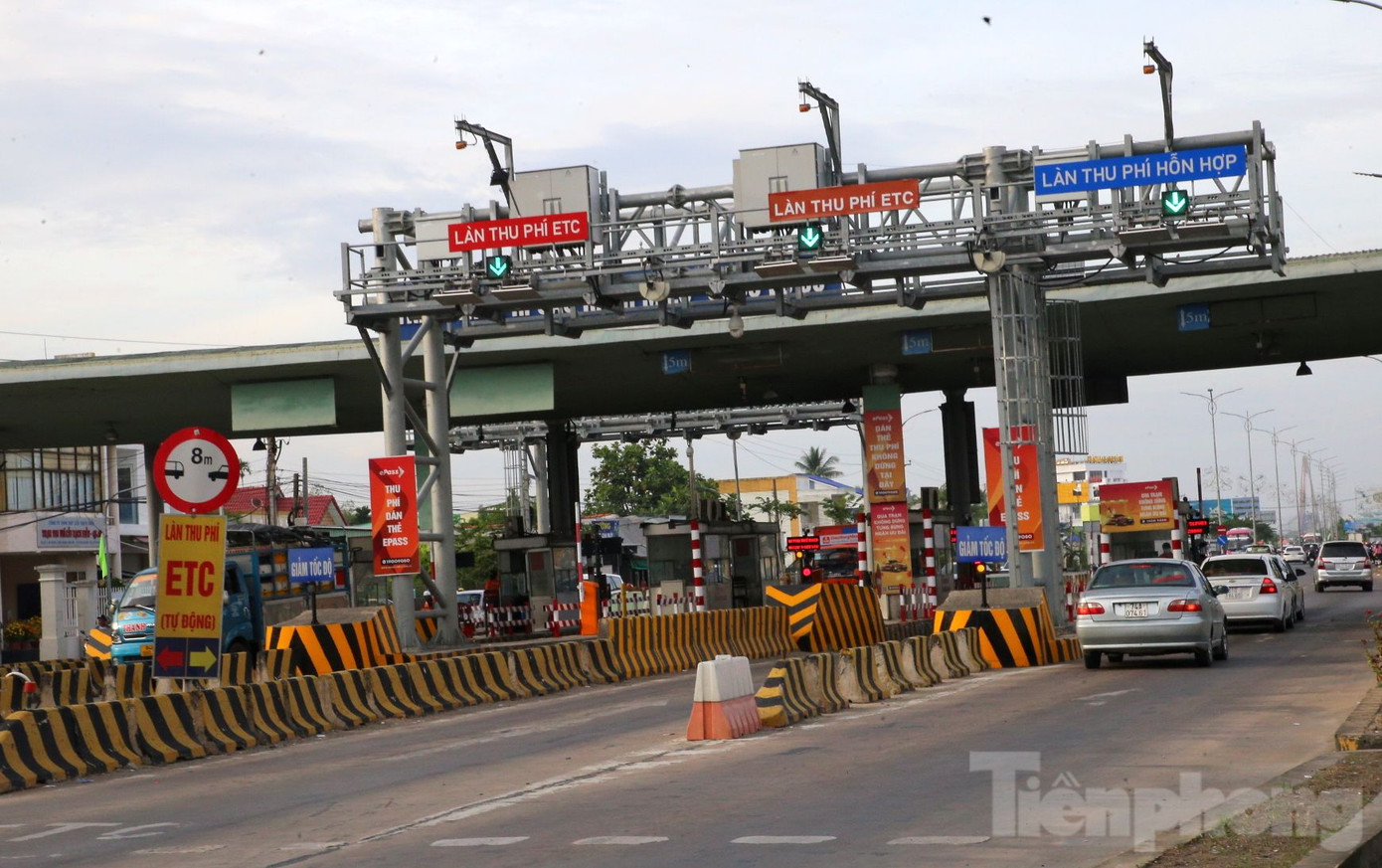 Thông tin với Tiền Phong, ông Nguyễn Văn Tón - Trưởng trạm thu phí cầu Rạch Miễu - QL60 cho biết: Lượng phương tiện từ Bến Tre qua Tiền Giang mỗi lúc một đông nên trạm thu phí đã xả 10 phút (từ 14 giờ 47 phút đến 14 giờ 57 phút) để 'giải phóng' bớt phương tiện. Do người và phương tiện quay trở lại TP. HCM làm việc đông nên ngày hôm qua, BOT cầu Rạch Miễu đã xả trạm 4 lần, hướng Bến Tre - Tiền Giang.