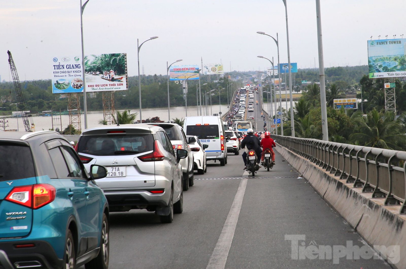 Nhiều phương tiện nối đuôi nhau, xếp hàng dài nhích từng chút một qua cầu Rạch Miễu.