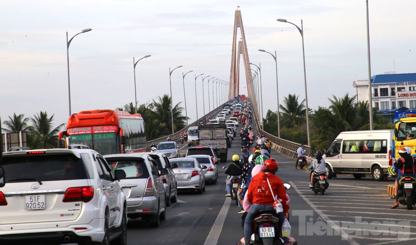 Phía chân cầu Rạch Miễu (phía bờ Bến Tre) bị ùn ứ.