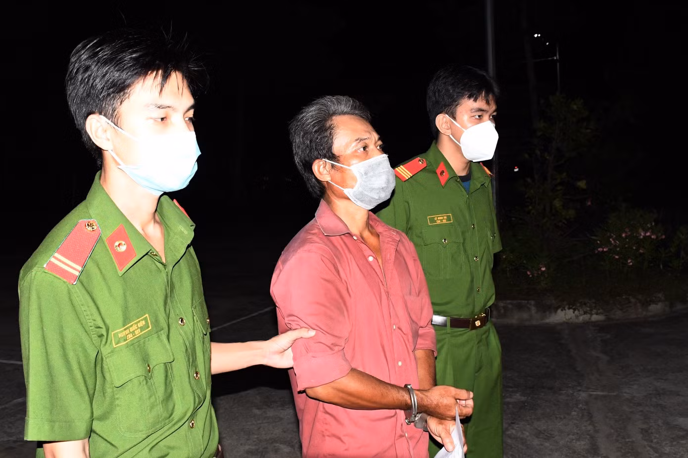 Công an áp giải Bình về trụ sở.