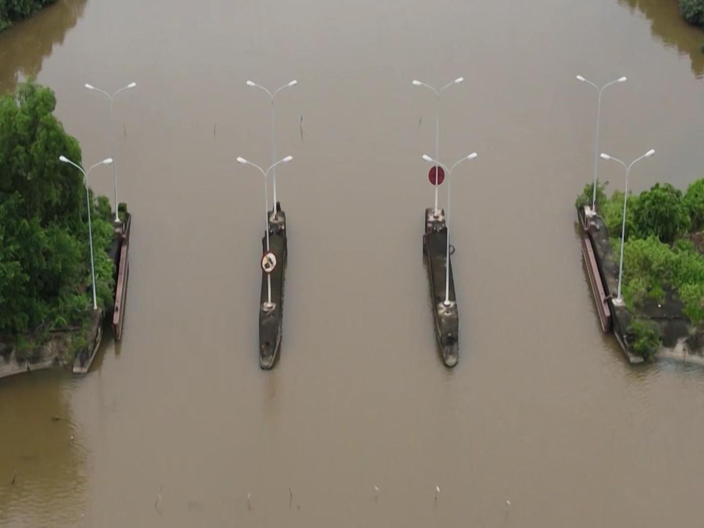 Nằm tại ngã ba sông Ông Đốc - Cái Tàu và sông Trẹm thuộc xã Hồ Thị Kỷ (huyện Thới Bình, tỉnh Cà Mau), công trình Âu thuyền Tắc Thủ thuộc dự án nâng cấp hai tuyến đường thủy phía Nam và cảng Cần Thơ theo quyết định số 655/TTg ngày 20/8/1997 của Thủ tướng Chính phủ. Nằm tại ngã ba sông Ông Đốc - Cái Tàu và sông Trẹm thuộc xã Hồ Thị Kỷ (huyện Thới Bình, tỉnh Cà Mau), công trình Âu thuyền Tắc Thủ thuộc dự án nâng cấp hai tuyến đường thủy phía Nam và cảng Cần Thơ theo quyết định số 655/TTg ngày 20/8/1997 của Thủ tướng Chính phủ.