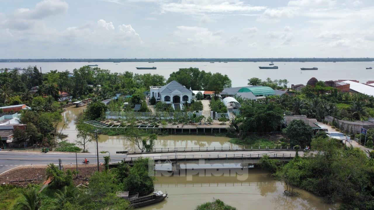 Ngôi biệt thự nằm cặp tỉnh lộ 902 qua địa bàn xã An Phước, huyện Mang Thít, tỉnh Vĩnh Long.