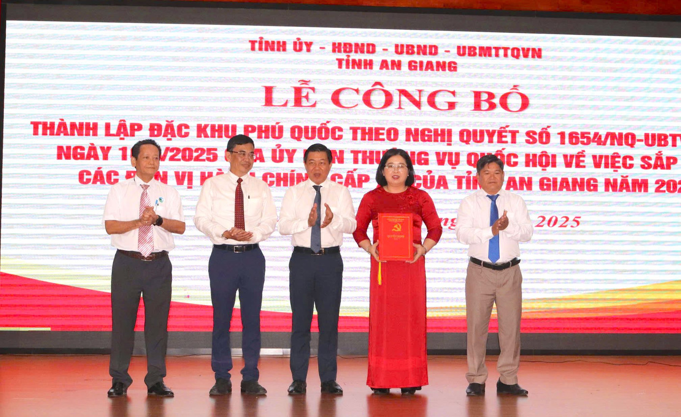 Trao quyết định Thường trực HĐND đặc khu Phú Quốc