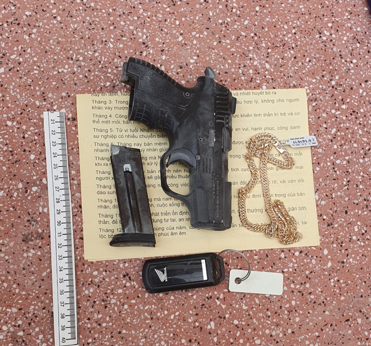 Đối tượng Phúc cùng tang vật.