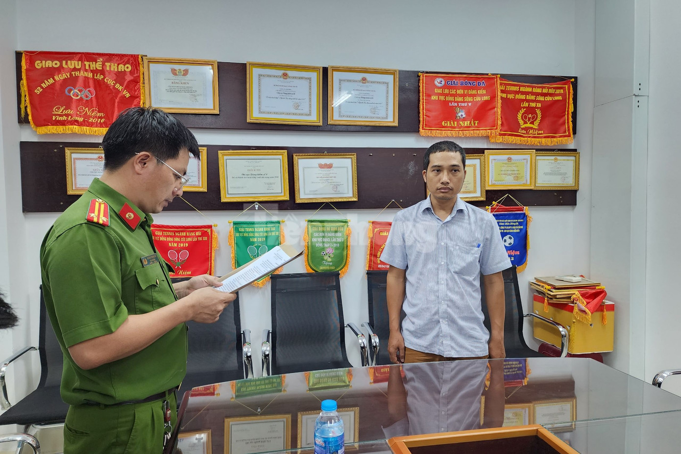 Cơ quan điều tra tống đạt các quyết định tố tụng. Cơ quan điều tra tống đạt các quyết định tố tụng.