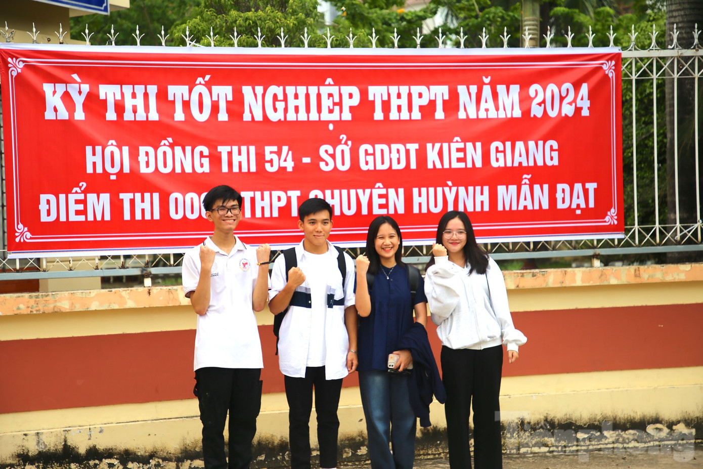 Thí sinh huyện Kiên Hải thi tại điểm thi Trường THPT chuyên Huỳnh Mẫn Đạt (TP. Rạch Giá). Ảnh: Nhật Huy.