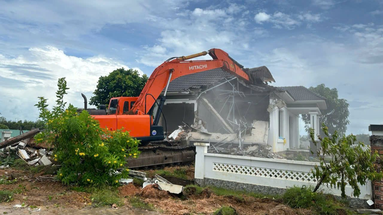 Đến 14/8, có 54/79 căn biệt thự xây trái phép tại Phú Quốc bị cưỡng chế và tự nguyện tháo dỡ. Ảnh: P. V