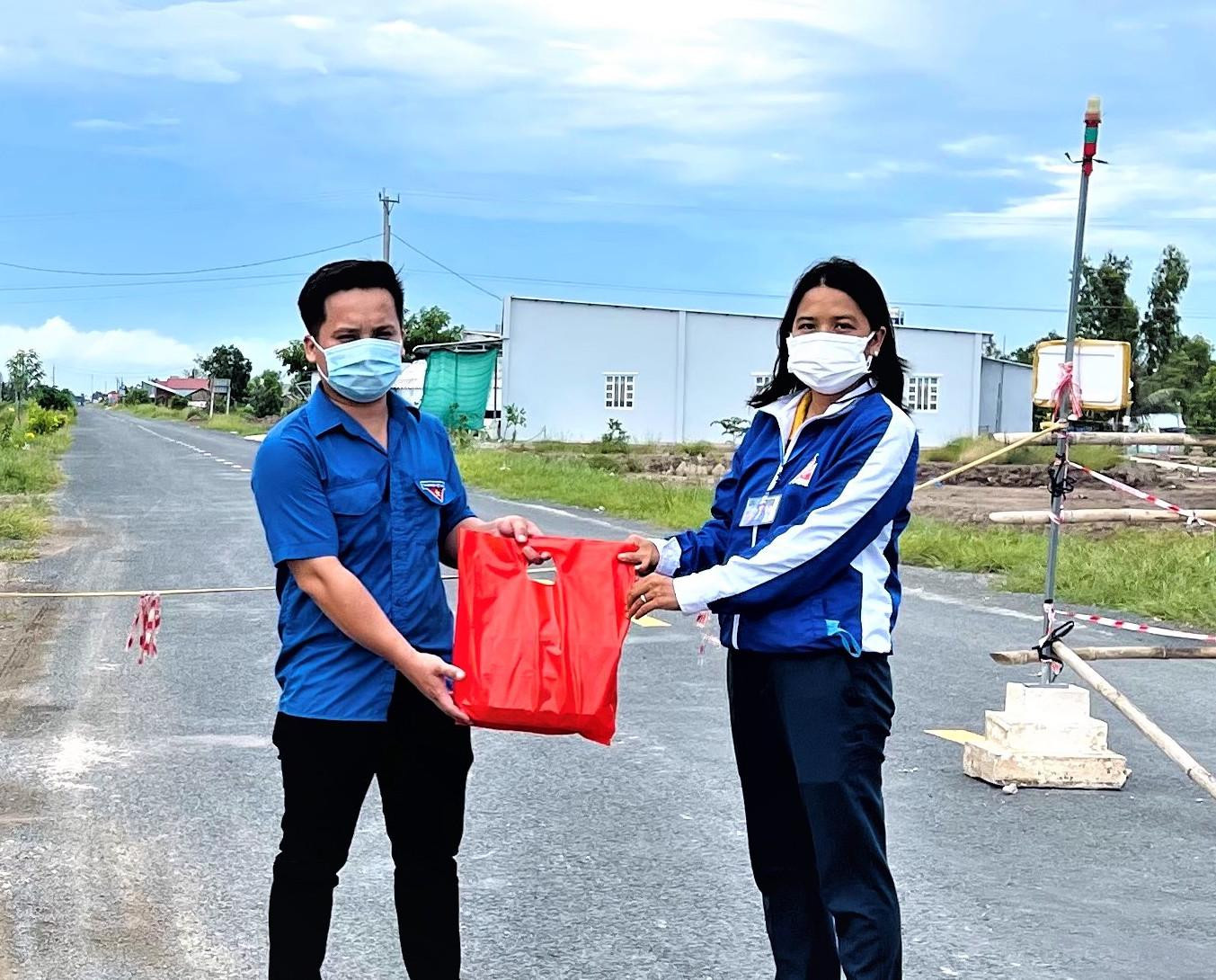 Chị Huỳnh Thị Cẩm Hồng, Bí thư Huyện đoàn Mỹ Xuyên biểu dương việc làm của anh Cương. Chị Huỳnh Thị Cẩm Hồng, Bí thư Huyện đoàn Mỹ Xuyên biểu dương việc làm của anh Cương.