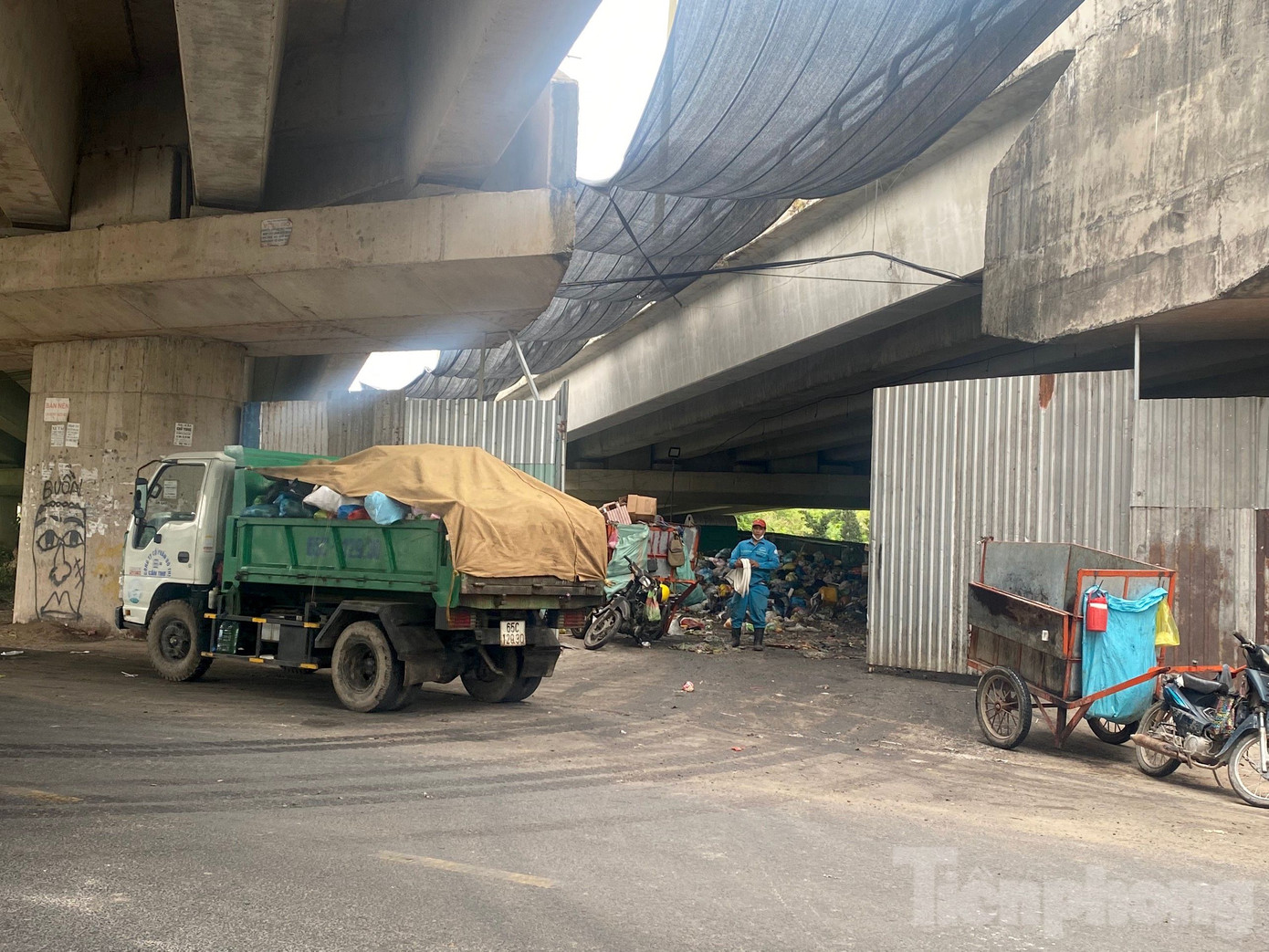 "Gia đình có nhiều người lớn và trẻ nhỏ. Mặc dù đeo khẩu trang cả ngày nhưng tôi vẫn không chịu nổi do mùi hôi nồng nặc ám ảnh trong nhà. Bên cạnh đó, khoảng 3 - 4 giờ sáng lại bị tiếng ồn của xe ép rác, muỗi xuất hiện ngày càng nhiều", bà Tâm thông tin.