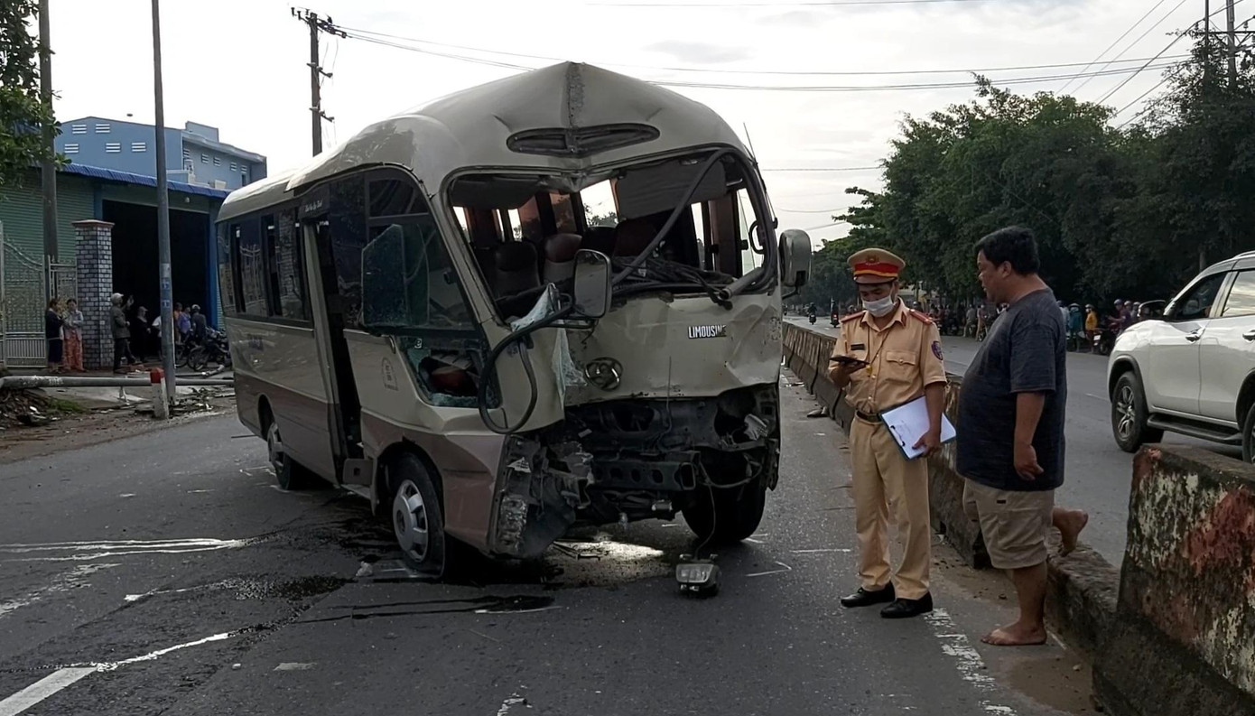 Phần đầu xe khách biến dạng sau tai nạn.-Ảnh: Châu Thành.