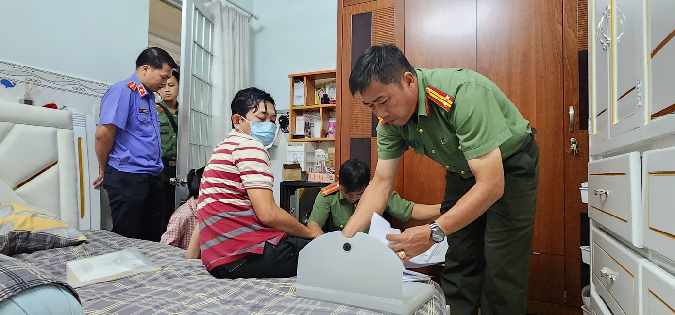 Lực lượng chức năng khám xét nhà Trần Văn Luyến. Lực lượng chức năng khám xét nhà Trần Văn Luyến.