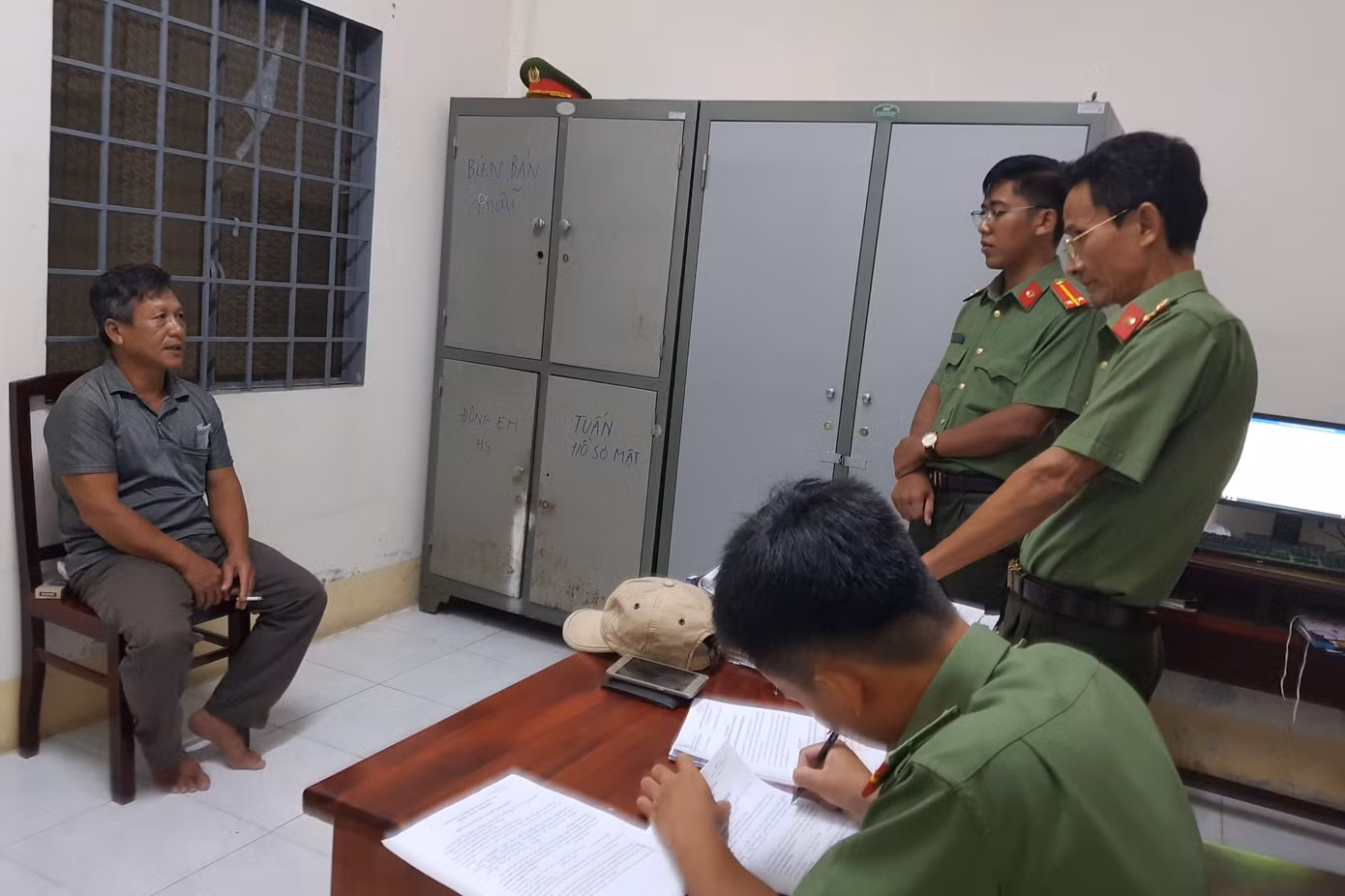 Công an làm việc với đối tượng Phạm Chí Dũng.