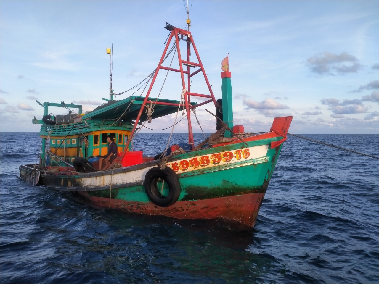 Một trong ba chiếc tàu cá bị nhóm người lạ tấn công. Ảnh: NVCC. Một trong ba chiếc tàu cá bị nhóm người lạ tấn công. Ảnh: NVCC.