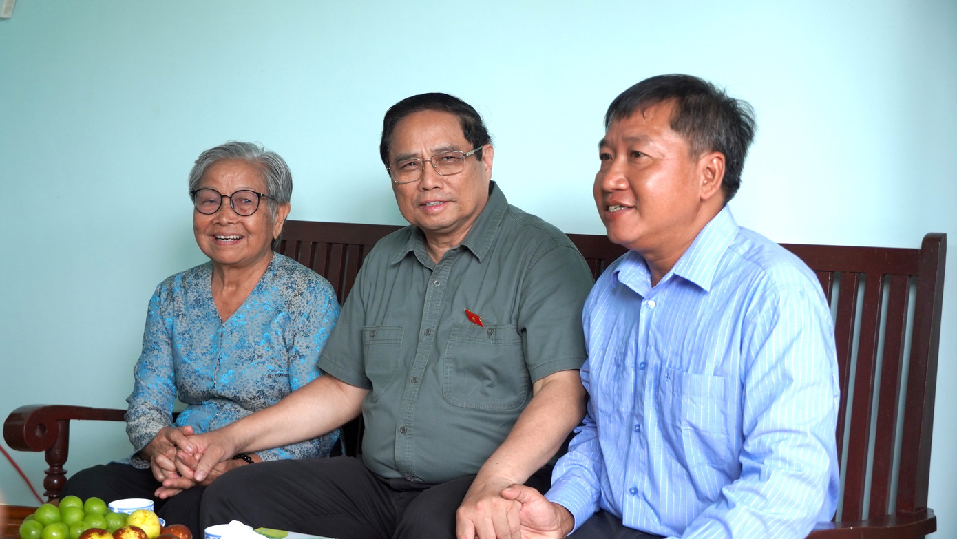 Thủ tướng thăm, tặng quà cho gia đình liệt sĩ Nguyễn Đình Hóa. Ảnh: Nhật Huy. Thủ tướng thăm, tặng quà cho gia đình liệt sĩ Nguyễn Đình Hóa. Ảnh: Nhật Huy.