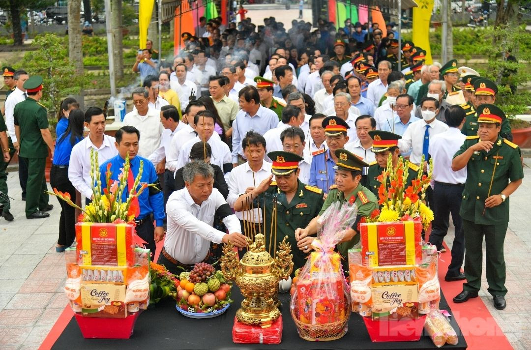 Phó Chủ tịch UBND tỉnh Kiên Giang Nguyễn Lưu Trung nhấn mạnh: Đảng bộ, quân và dân Kiên Giang nguyện sẽ tiếp tục đoàn kết, nhất trí một lòng, quyết tâm cao nhất, thực hiện thắng lợi các mục tiêu phát triển kinh tế-xã hội; giữ vững an ninh - quốc phòng; xây dựng hệ thống chính trị vững mạnh để xây dựng Kiên Giang ngày càng giàu đẹp; sẽ luôn quan tâm, chăm lo tốt hơn nữa cho các thương bệnh binh, gia đình liệt sĩ, gia đình có công với cách mạng để họ có được cuộc sống tốt hơn. Trong ảnh: Lãnh đạo tỉnh Kiên Giang và lực lượng vũ trang dâng hương tại Nghĩa trang liệt sĩ huyện Hòn Đất.