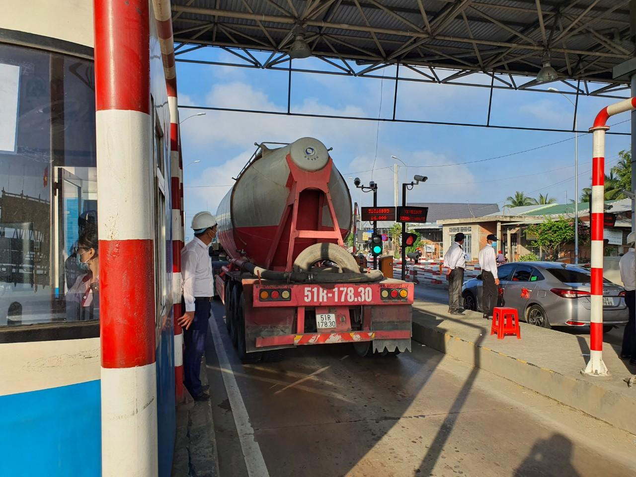 Một số hình ảnh ngày đầu BOT Cai Lậy thu phí trở lại. Một số hình ảnh ngày đầu BOT Cai Lậy thu phí trở lại.