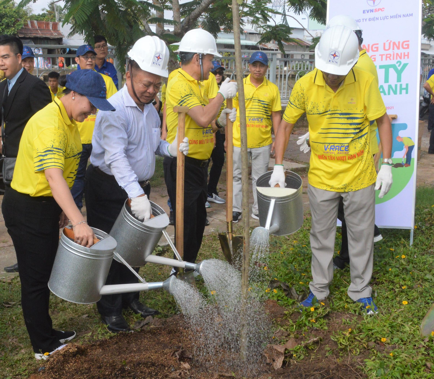 Các đại biểu trồng cây.