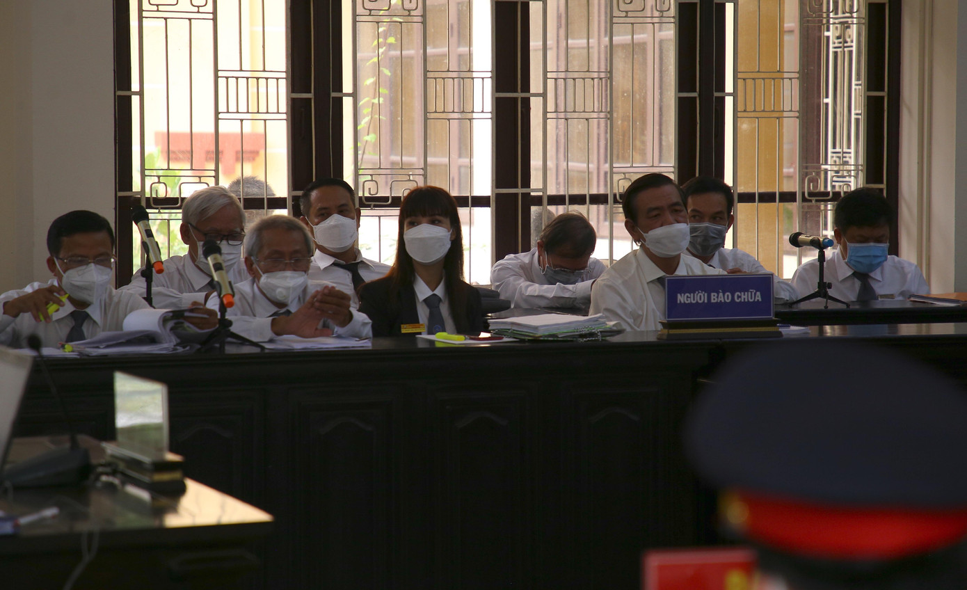 Đại diện các luật sự bào chữa cho các bị cáo.